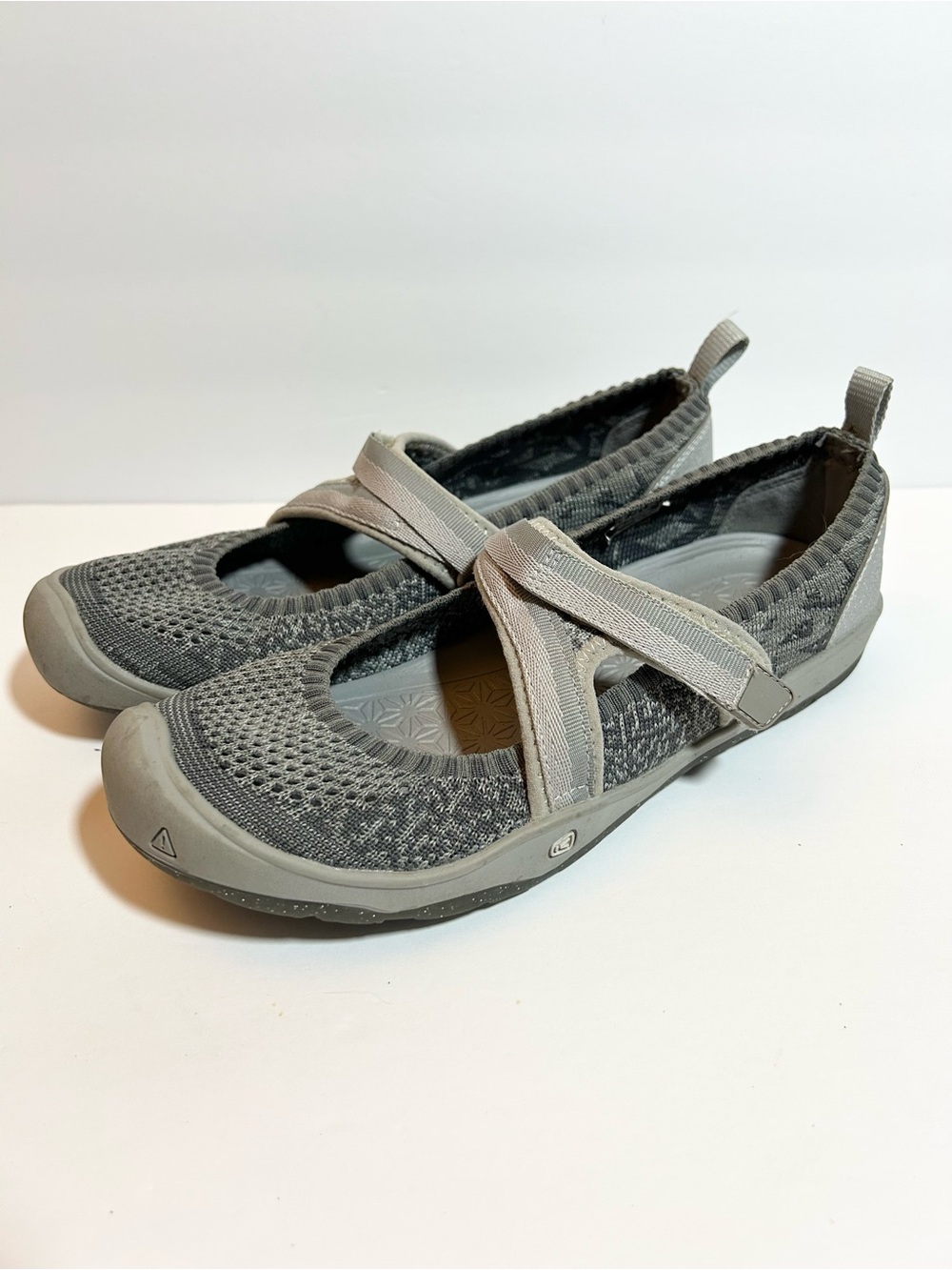 Keen Rivington Size 6 silver & Grey Fabric Criss-Cross Mary Jane Slip On shoes